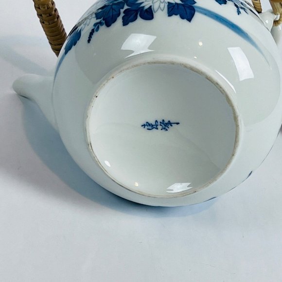 Japanese Dobin Floral Arita-yaki Porcelain Debeso Blue White Teapot - Picture 4 of 7
